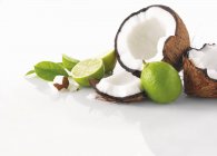 Frische Kokosnüsse und Limetten — Stockfoto