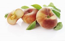 Vineyard peaches with leaves — Stock Photo