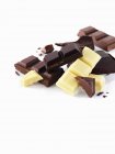 Milch mit weißen und dunklen Schokoladenstücken — Stockfoto