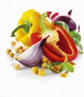 Gemüse lebt noch mit Paprika, Zwiebeln, Kichererbsen und Pinienkernen auf weißem Hintergrund — Stockfoto
