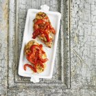 Seios de frango cobertos com pimentas vermelhas — Fotografia de Stock