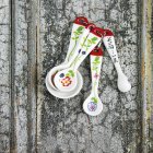 Vista dall'alto di cucchiai dosatori in ceramica in set con fiori dipinti — Foto stock