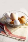 Huevos frescos en cesta - foto de stock