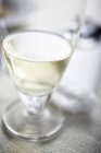 Bicchiere di vino bianco in tavola — Foto stock
