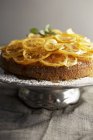Torta al limone sul supporto torta — Foto stock