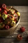 Panier de pommes mûres — Photo de stock