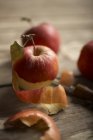 Свежий красный частично очищенное яблоко — стоковое фото