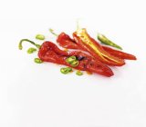 Gegrillte und konservierte rote Paprika auf weißem Hintergrund — Stockfoto