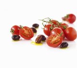 Pomodori di vite e olive nere — Foto stock