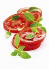 Tranches de tomate aux herbes — Photo de stock