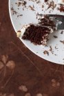 Gâteau au chocolat partiellement mangé — Photo de stock