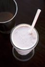 Клубничный молочный коктейль с соломой — стоковое фото
