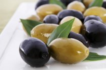 Green and Black Olives — Stock Photo