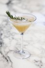Cocktail de poire avec branche de pin — Photo de stock