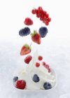 Йогуртове морозиво з ягодами — стокове фото
