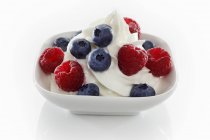 Ice cream with fresh berries — Stock Photo