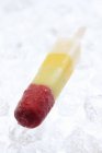 Vista de primer plano de la fruta de colores lolly con hielo - foto de stock