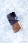 Crème glacée savoureuse dans la glace — Photo de stock