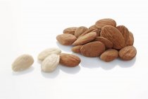 Shelled and unshelled almonds — Stock Photo