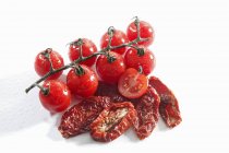 Свіжі та сушені помідори — стокове фото