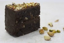 Pastel de chocolate y brownie con nueces - foto de stock