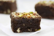 Brownie servir con nueces y pistachos - foto de stock