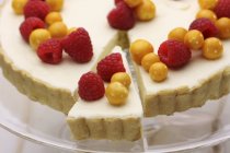 Torta com framboesas em placa de vidro — Fotografia de Stock