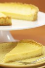 Лимонный пирог и ломтик — стоковое фото