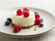 Mini cheesecake with raspberries — Stock Photo