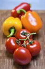 Tomates variados e pimentas de sino — Fotografia de Stock