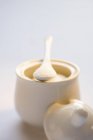 Vista close-up de um pote de açúcar com uma colher — Fotografia de Stock