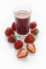 Verre de smoothie aux fraises — Photo de stock