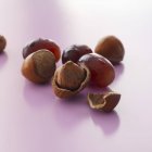 Орехи и красный виноград — стоковое фото