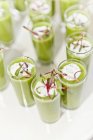 Zuppa di cetrioli refrigerati in bicchieri su superficie bianca — Foto stock