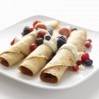 Rotoli di pancake con bacche fresche — Foto stock