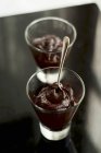 Шоколадний заварний крем у скляних мисках — стокове фото