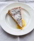 Лимонний торт на тарілці — стокове фото