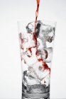 Campari gießen in Glas aus Eis — Stockfoto