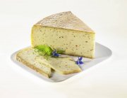 Итальянский сыр на блюдечке — стоковое фото