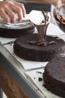 Gâteau au chocolat étant glacé — Photo de stock