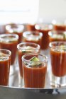 Gazpacho en vasos de chupito - foto de stock