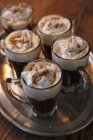 Nahaufnahme irischer Kaffees in Grasbechern auf Tablett — Stockfoto