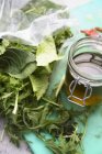 Смесь листьев салата и оливкового масла и зеленой доски — стоковое фото