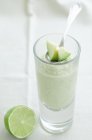 Frullato di avocado con lime — Foto stock
