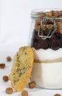 Biscuit aux noisettes à côté du pot — Photo de stock