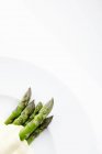 Green asparagus with hollandaise sauce — Stock Photo