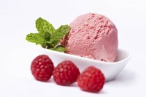 Raspberry ice cream — Stock Photo