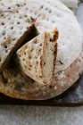 Pane piatto rustico parzialmente affettato — Foto stock