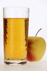 Стакан яблочного сока — стоковое фото