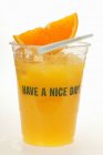 Апельсиновый сок в пластиковом барабане — стоковое фото